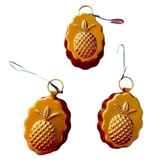 Brass color Pineapple Christmas ornament OS - Picture 1 of 4